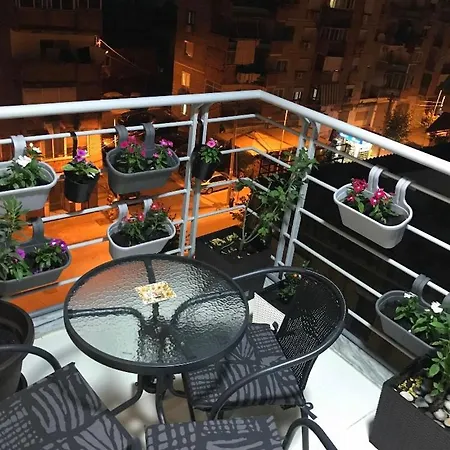 14 At Pazariiri Тирана